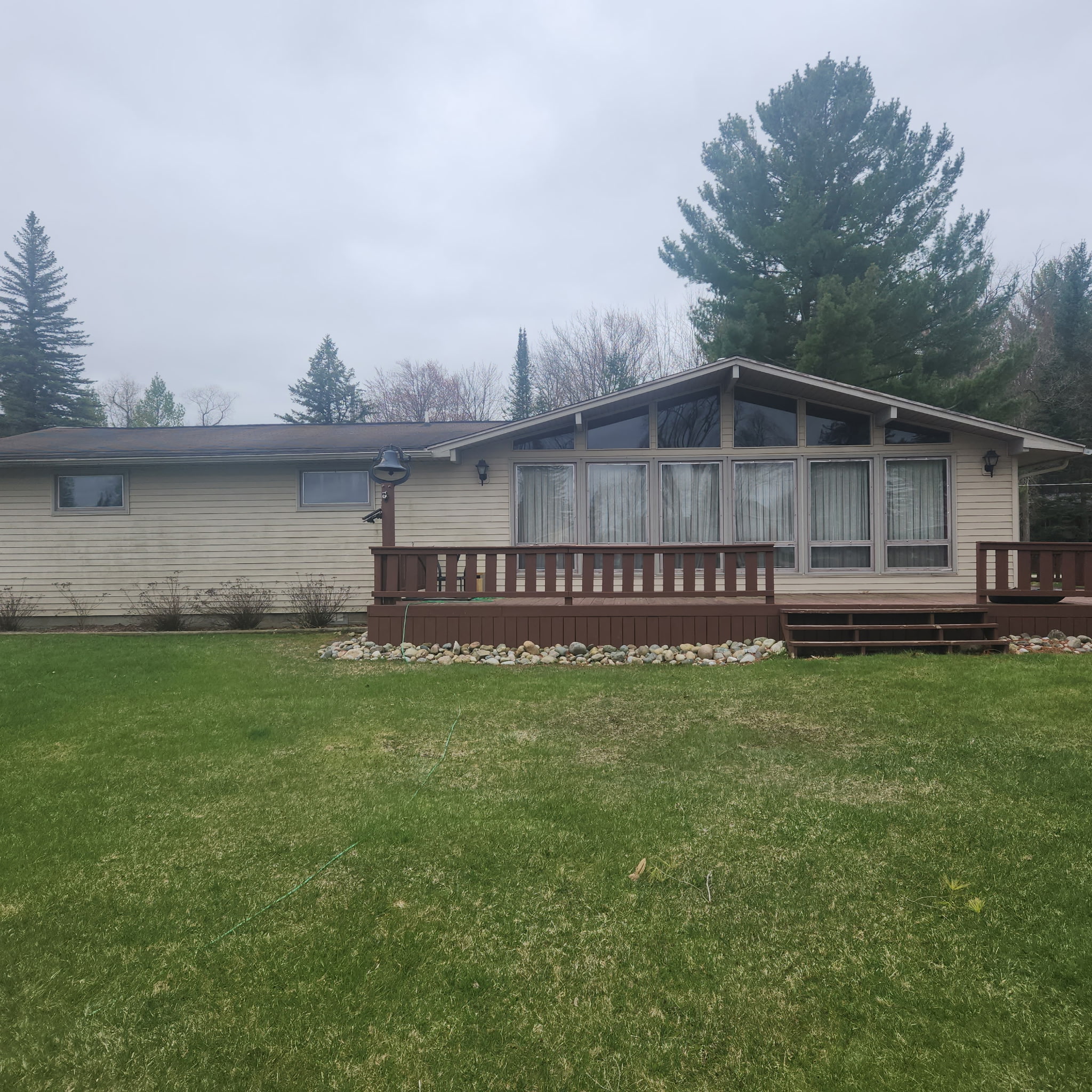 Roofline, soffit, and fascia on a home exterior before repair work